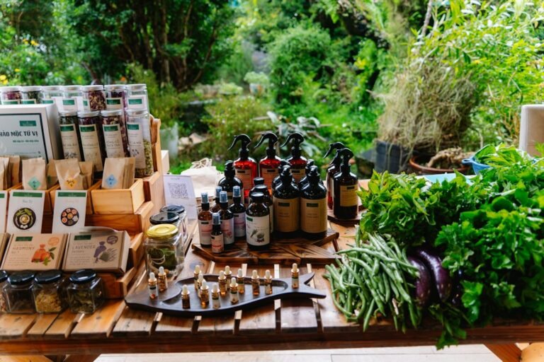 Prodotti Etna Wellness: integratori e oli naturali su un tavolo di legno con frutta e verdura fresca