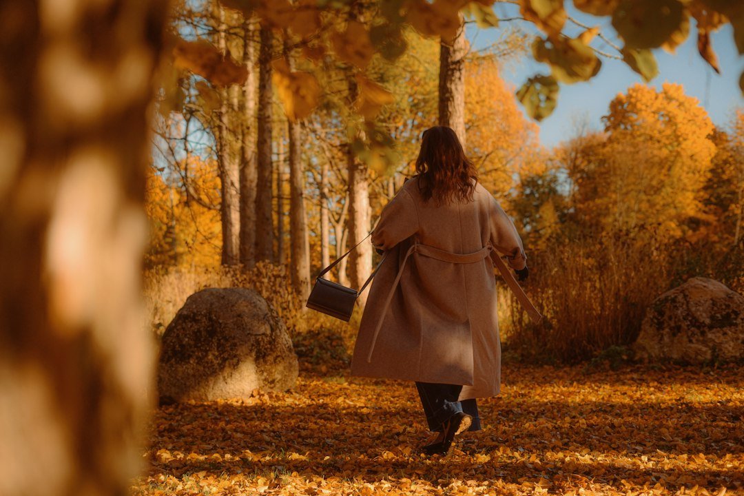 Donna che cammina in un bosco d’autunno: il movimento nella dieta detox autunnale