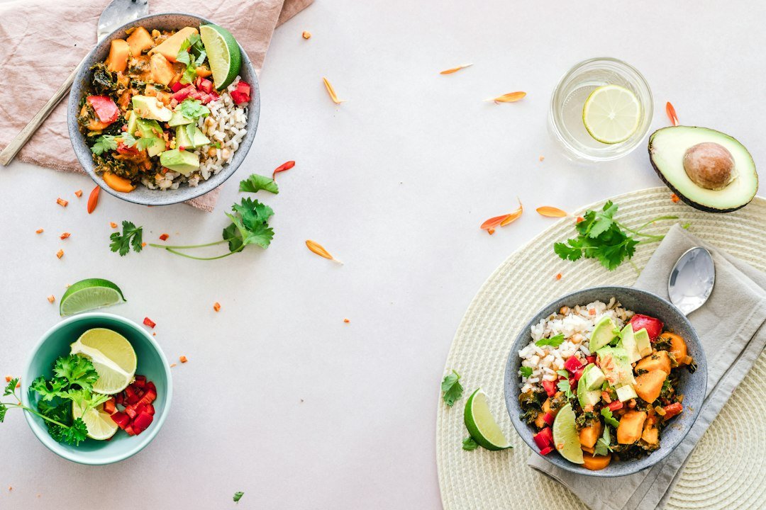 Bowl di verdure e patata dolce ricche di fibre per la salute intestinale