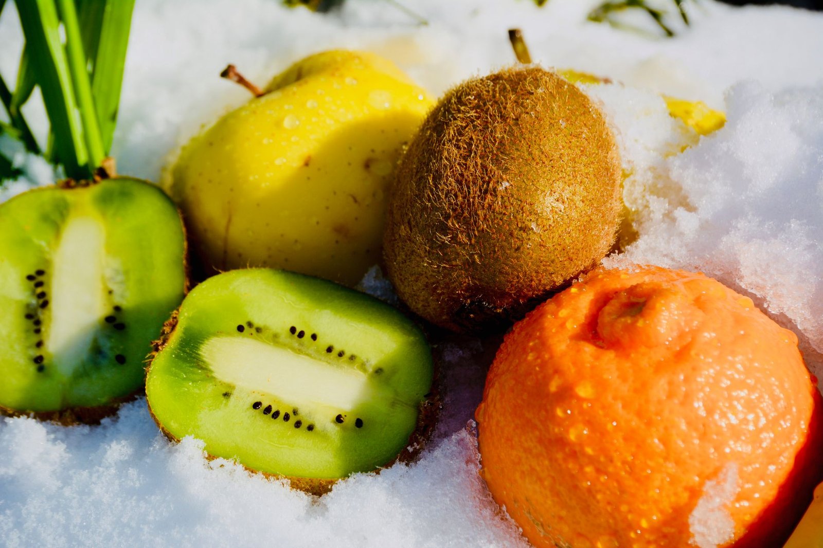 Kiwi, arance e mele sulla neve: frutta di stagione per sgonfiarsi in inverno
