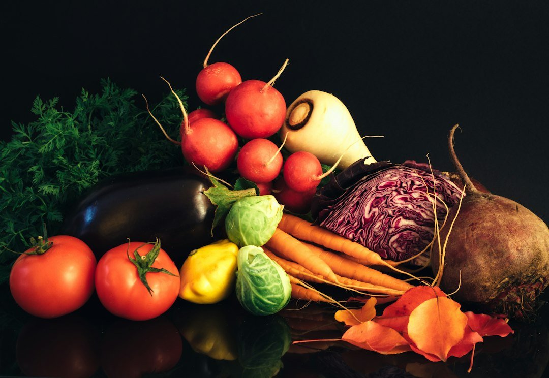 Verdure d’autunno composte su un tavolo: ingredienti per la dieta detox autunnale