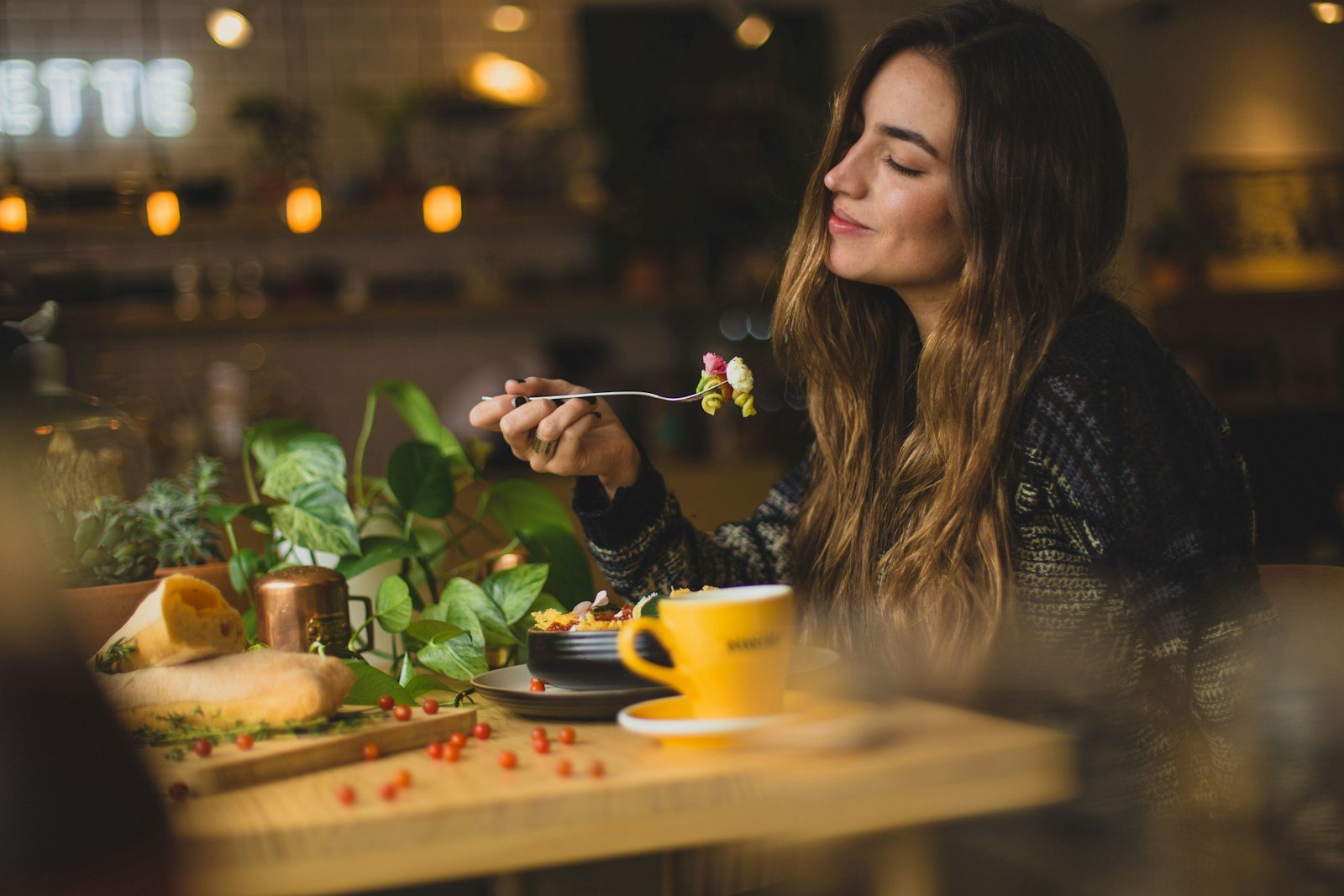 Persona a tavola con un pasto leggero d'autunno e ricette con la zucca light