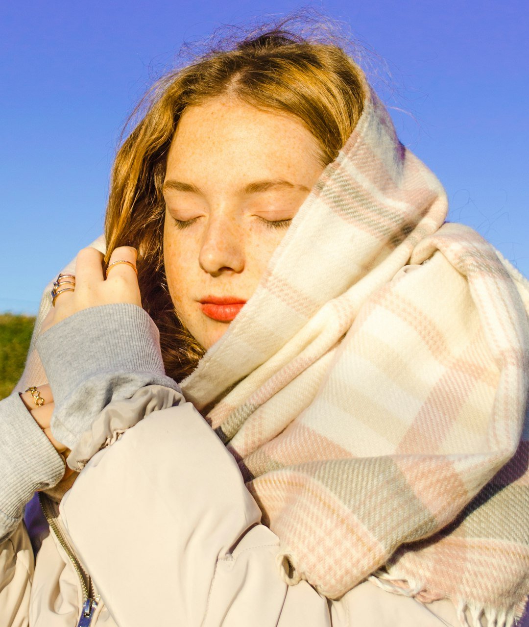 Donna con la sciarpa al freddo d’autunno: abitudini quotidiane e vitamina C e selenio difese immunitarie