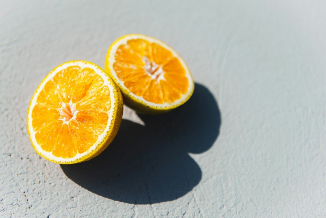 Arance fresche, fonte alimentare di vitamina C: vitamina C e selenio difese immunitarie partono dal piatto